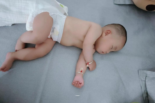 代怀生子好找吗没满月的宝宝
